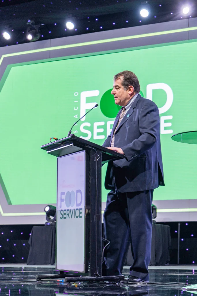 Orador presentando en el escenario de Espacio Food Service