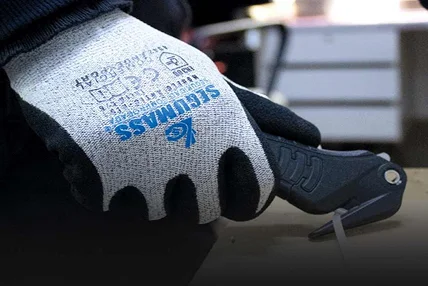 Guante anticorte Segumass sosteniendo un cuchillo de seguridad