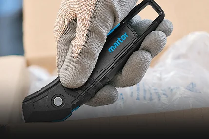 Cuchillo de seguridad Martor en mano con guante anticorte