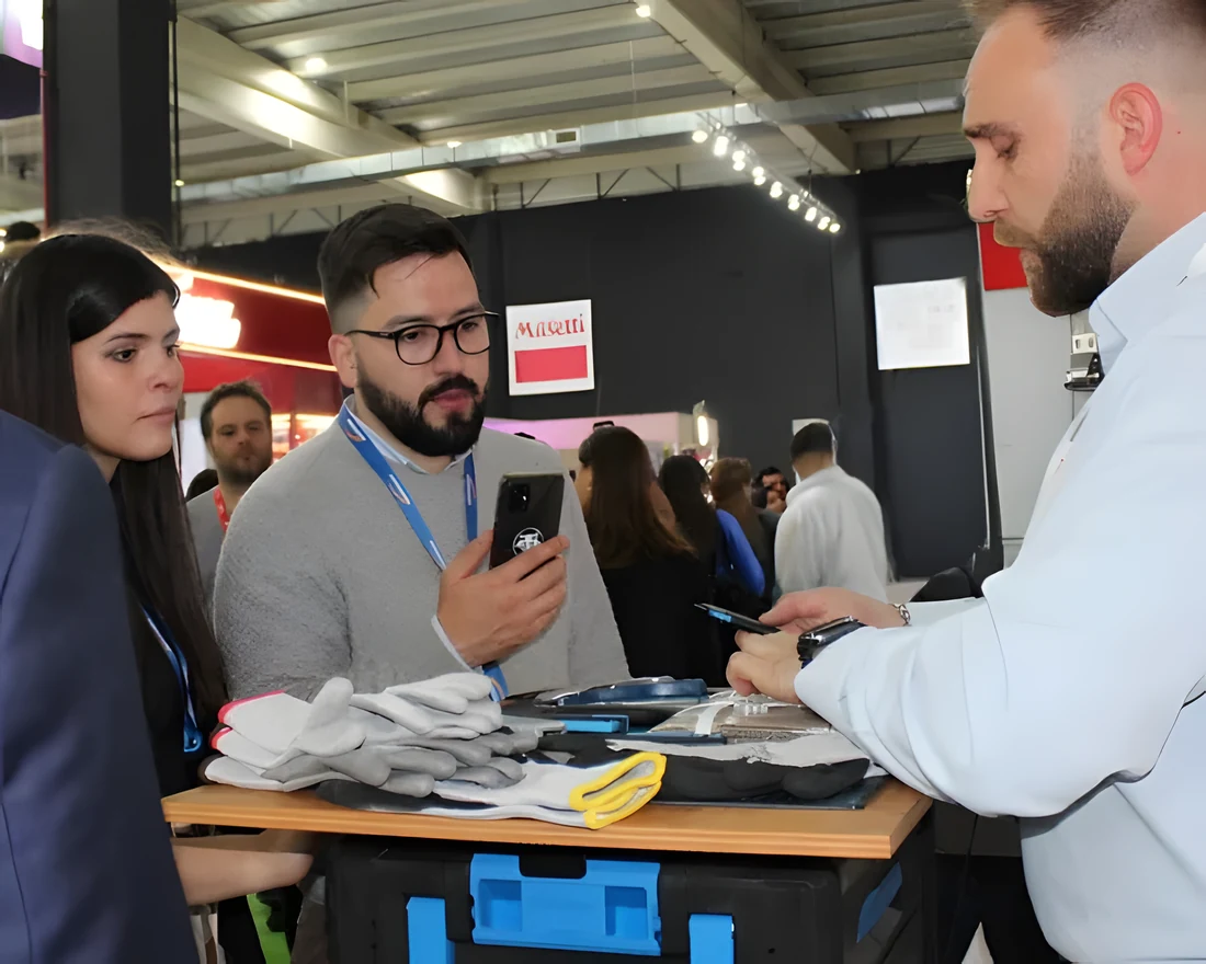 Asesores mostrando guantes y cuchillos anticorte en el stand de Andexport