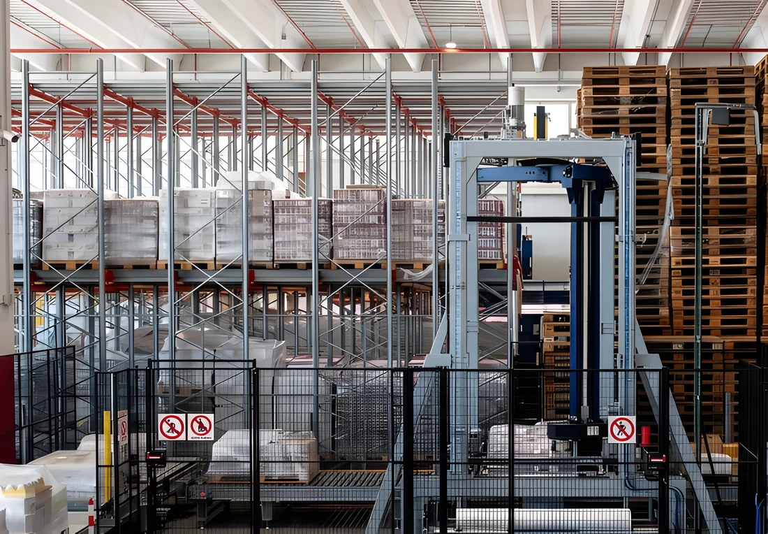 Envolvedora de pallets automática en bodega industrial