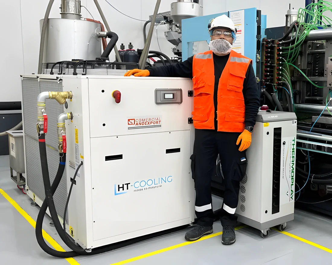 Técnico junto a un chiller HT Cooling instalado en planta