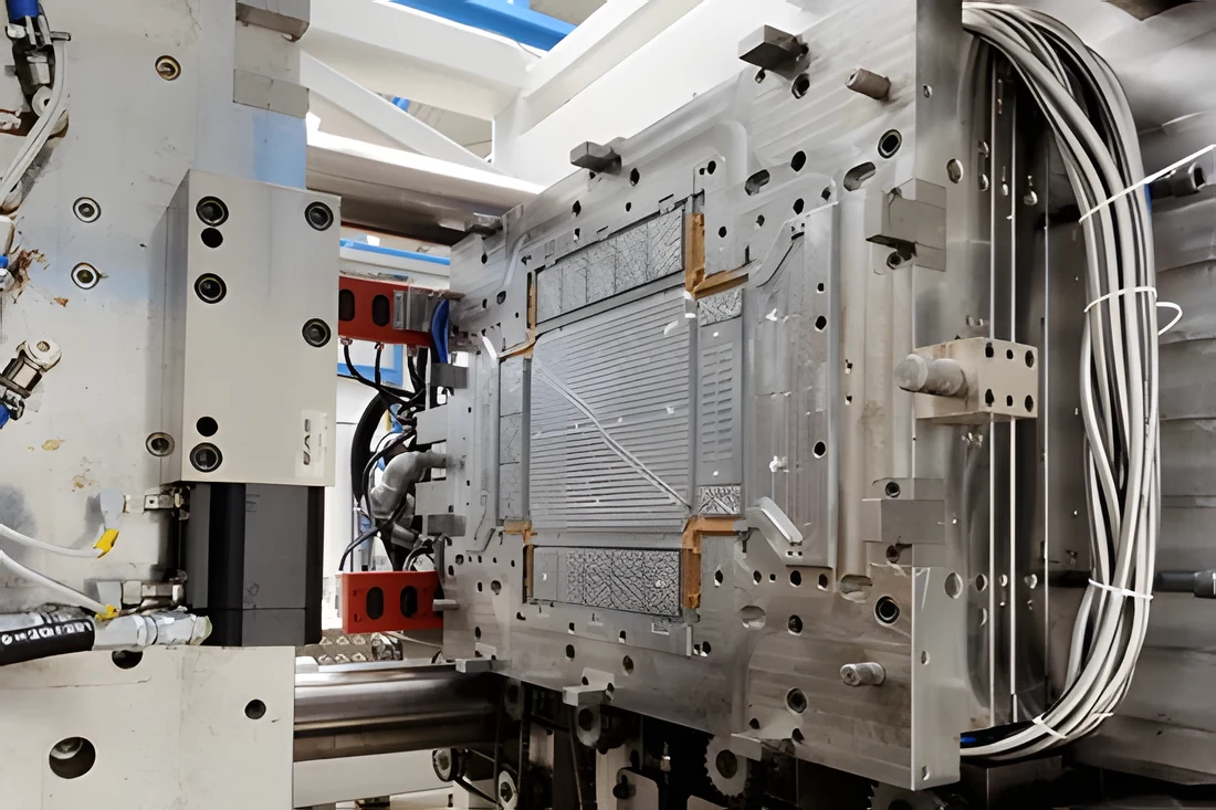 Molde de inyección de plástico en máquina industrial