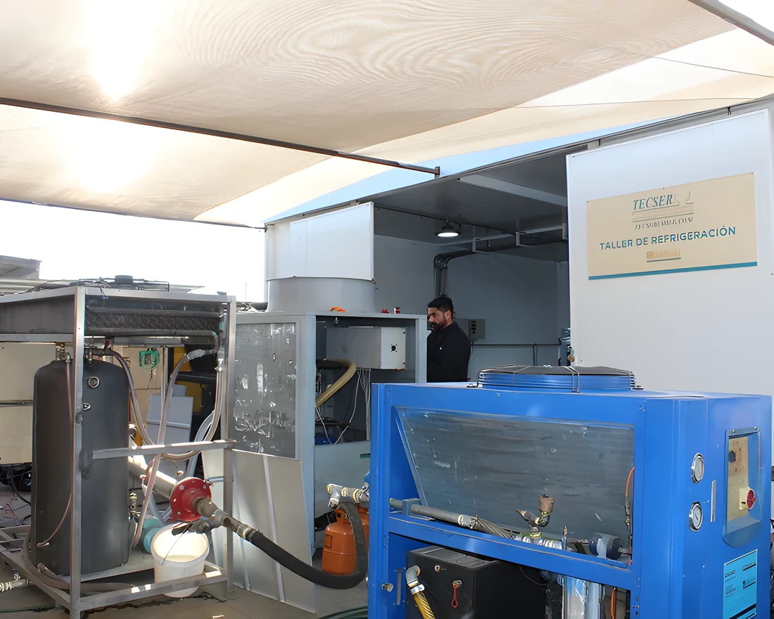 Taller de refrigeración de Tecserchile con chiller en mantención