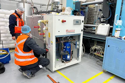 Técnicos de Comercial Andexport realizando la puesta en marcha de un chiller industrial
