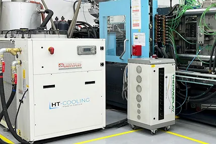 Chiller HT Cooling operando junto a una máquina inyectora de plástico