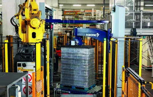Envolvedora Kratos de Robopac estabilizando un palé en la planta de Recoaro