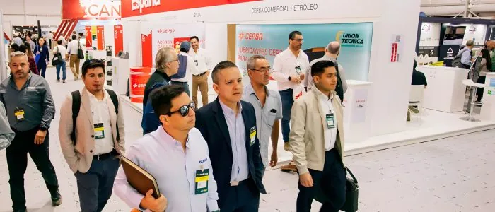 Visitantes recorriendo el stand de España en Expomin 2025